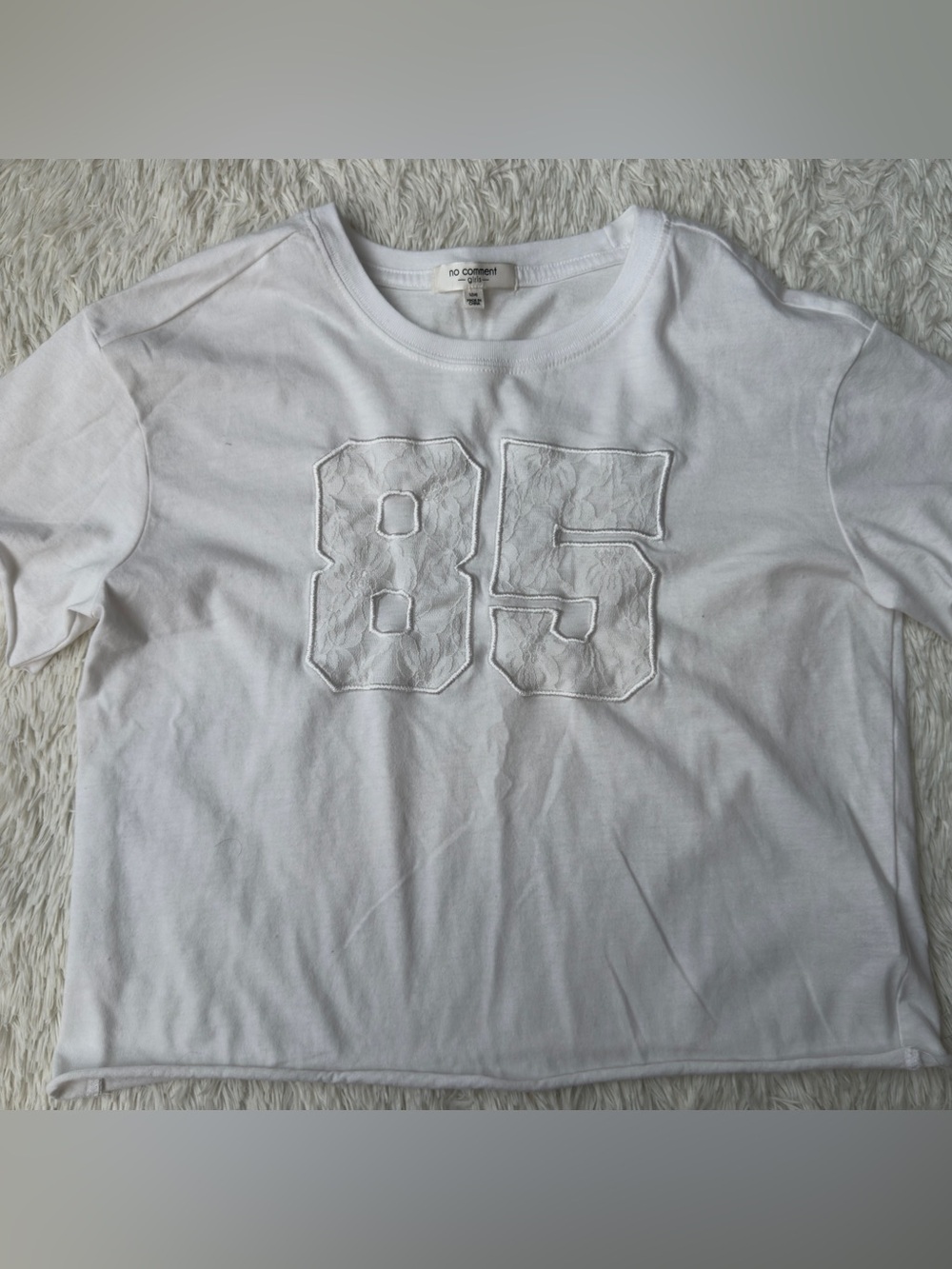 No Comment Women's White '85' Appliqué Crop Tee